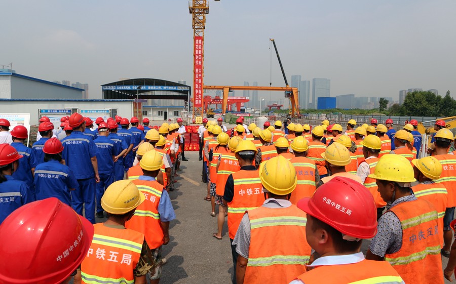 成都市總工會、中鐵城投集團(tuán)為成都地鐵建設(shè)者送清涼