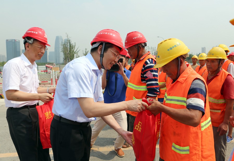 成都市總工會、中鐵城投集團(tuán)為成都地鐵建設(shè)者送清涼